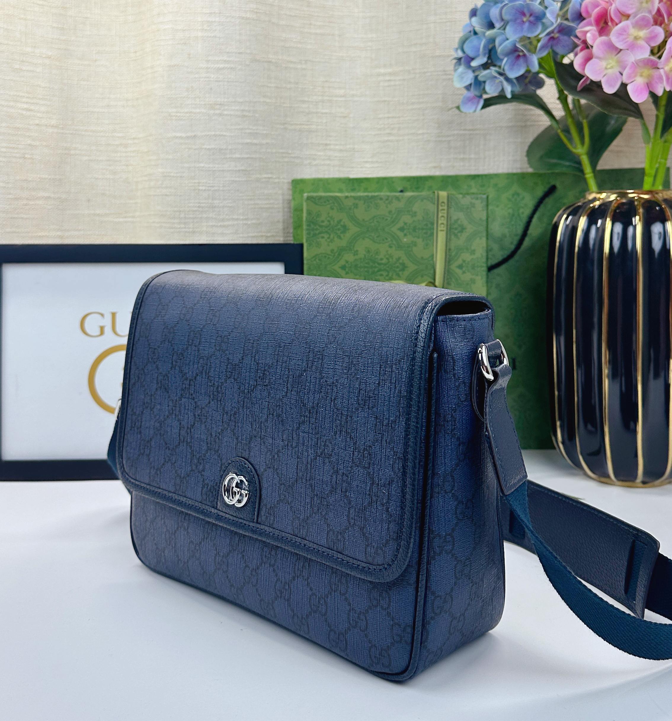 Ophidiaシリーズ中号郵差包 - GG Supreme Tender帆布と柔らかい素材の洗練されたデザイン