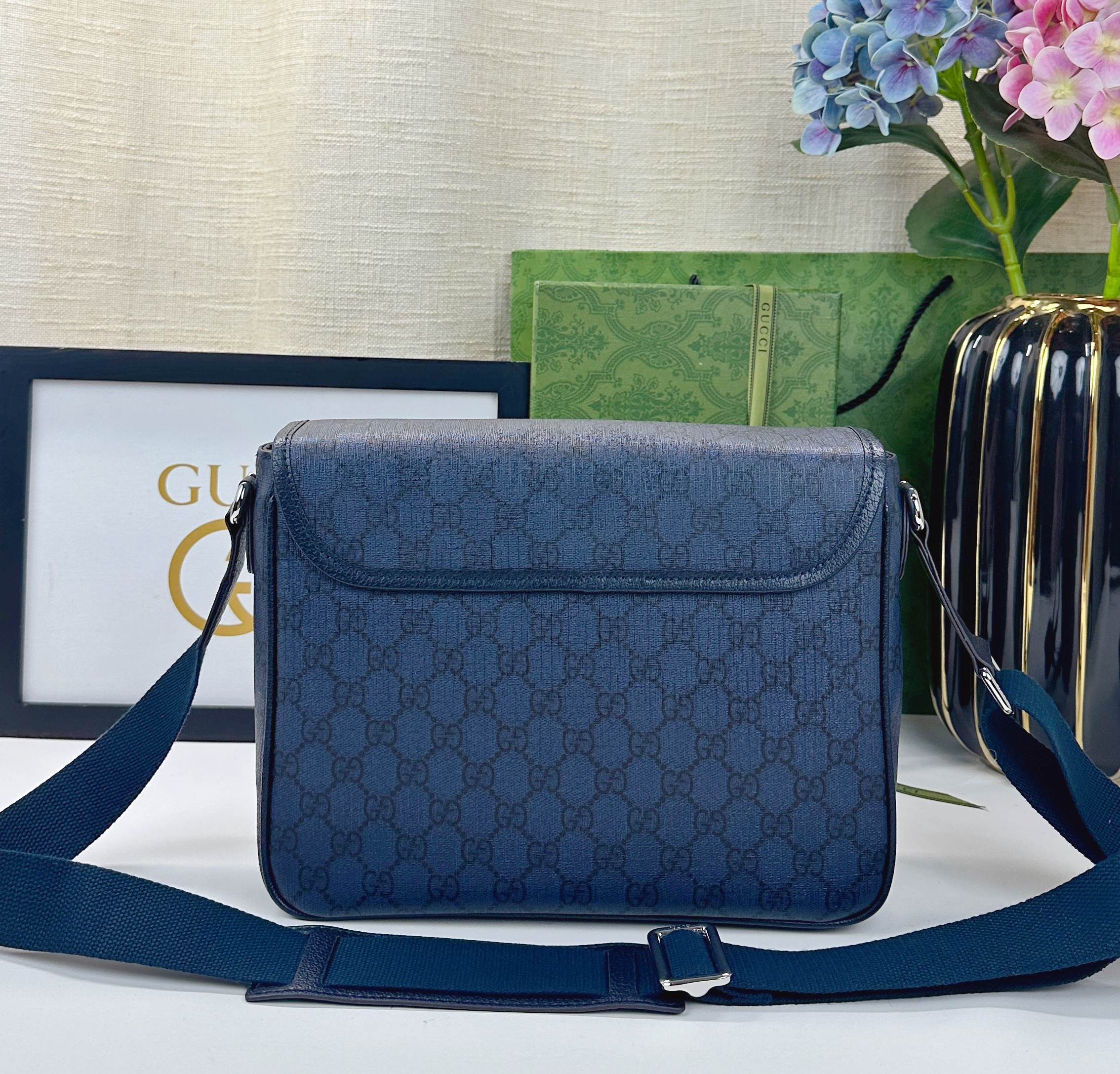 Ophidiaシリーズ中号郵差包 - GG Supreme Tender帆布と柔らかい素材の洗練されたデザイン