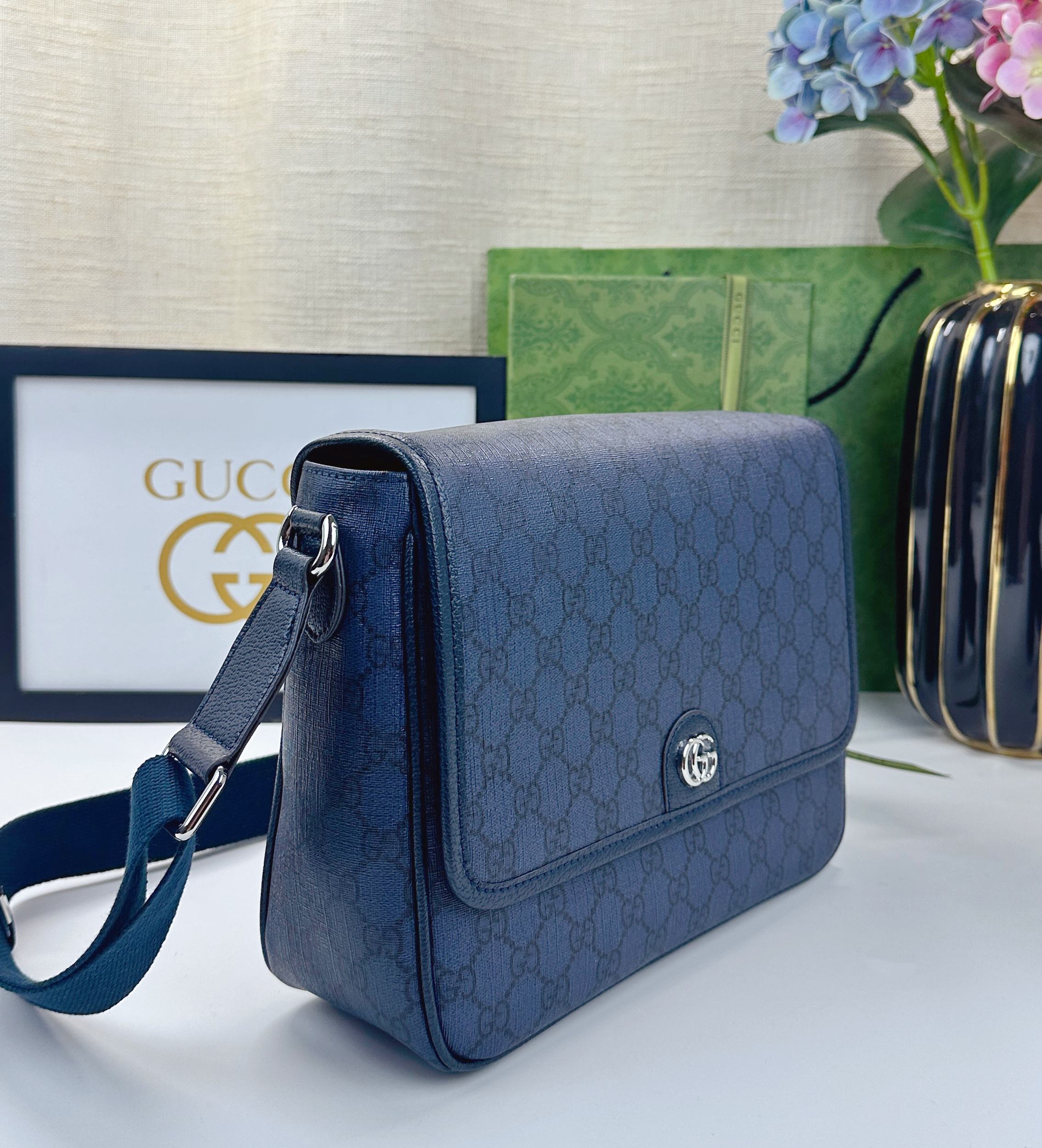 Ophidiaシリーズ中号郵差包 - GG Supreme Tender帆布と柔らかい素材の洗練されたデザイン