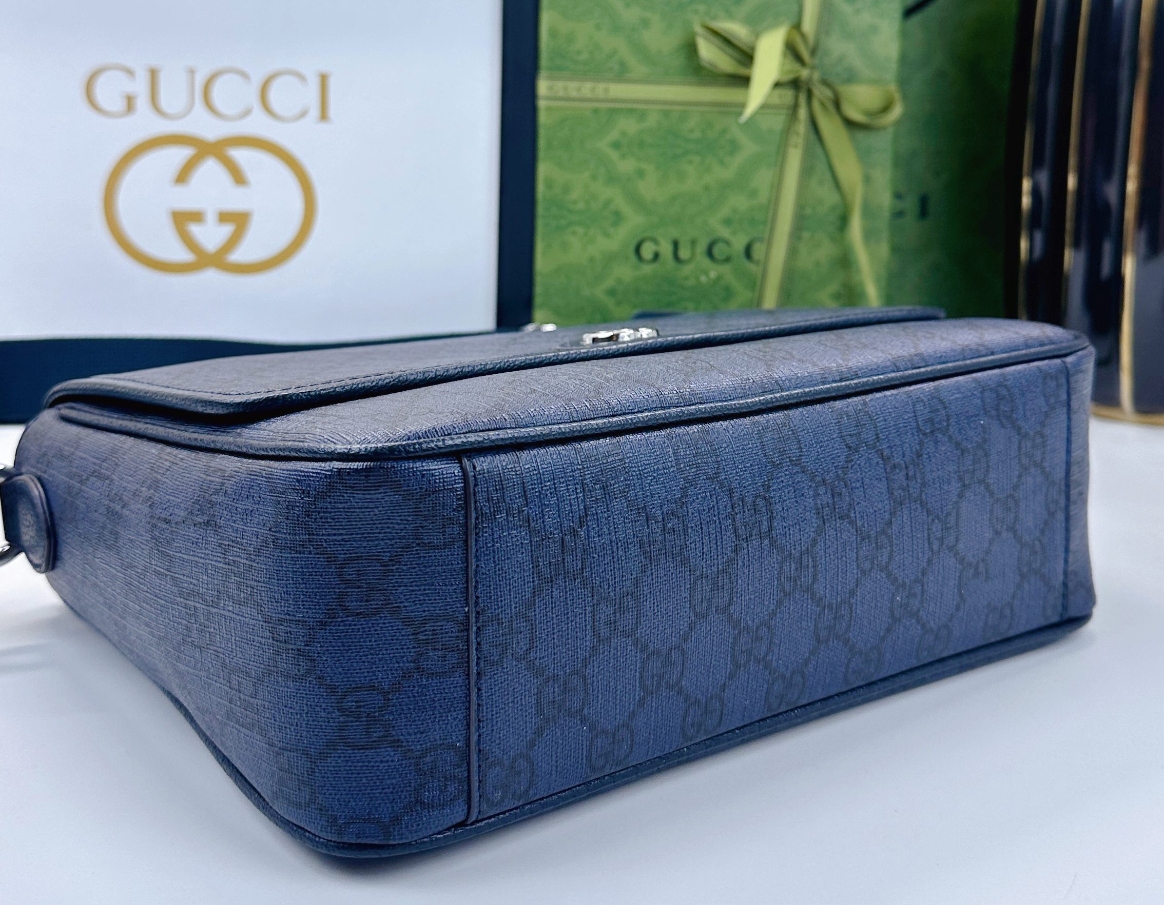 Ophidiaシリーズ中号郵差包 - GG Supreme Tender帆布と柔らかい素材の洗練されたデザイン