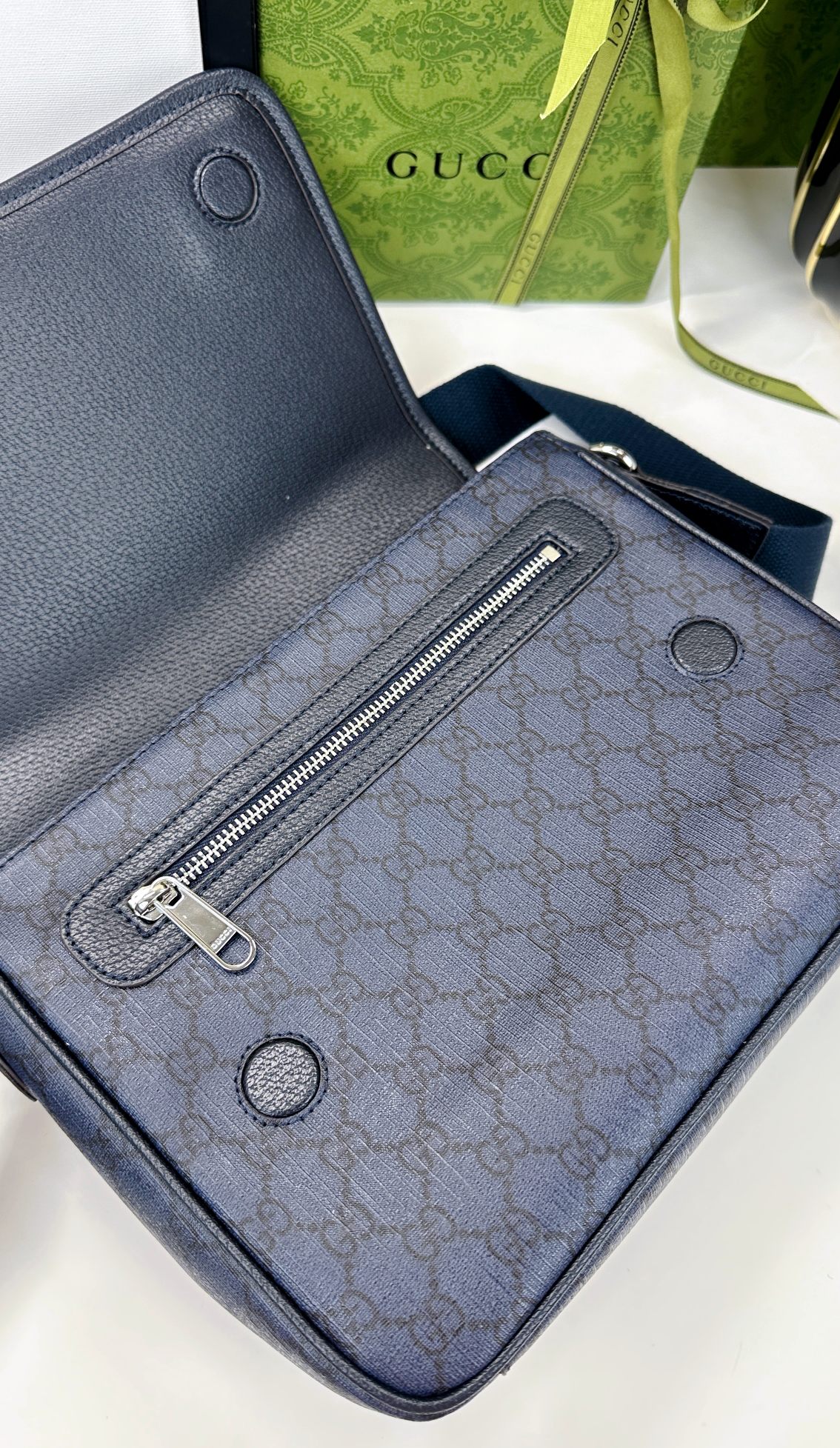 Ophidiaシリーズ中号郵差包 - GG Supreme Tender帆布と柔らかい素材の洗練されたデザイン