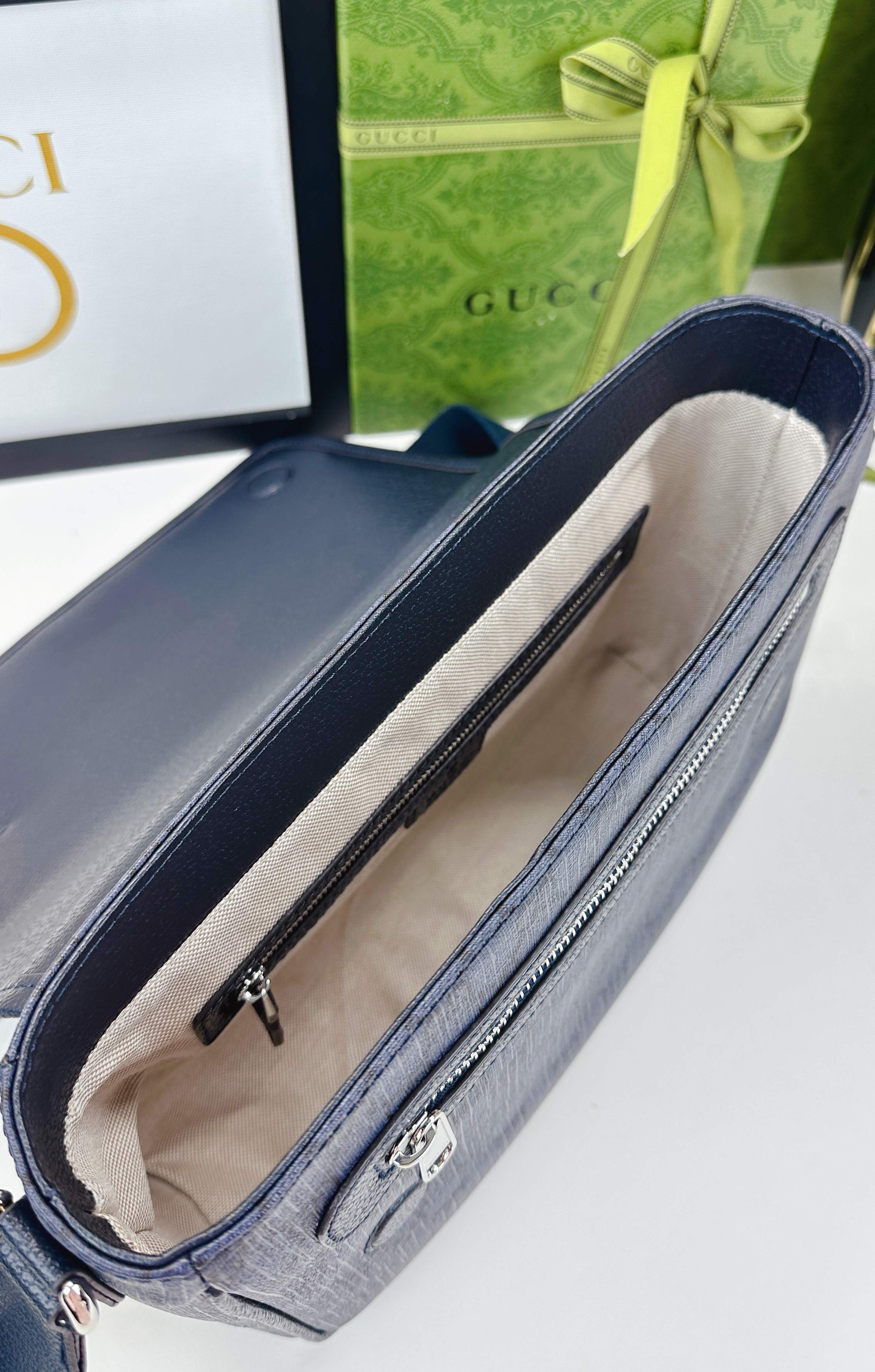 Ophidiaシリーズ中号郵差包 - GG Supreme Tender帆布と柔らかい素材の洗練されたデザイン