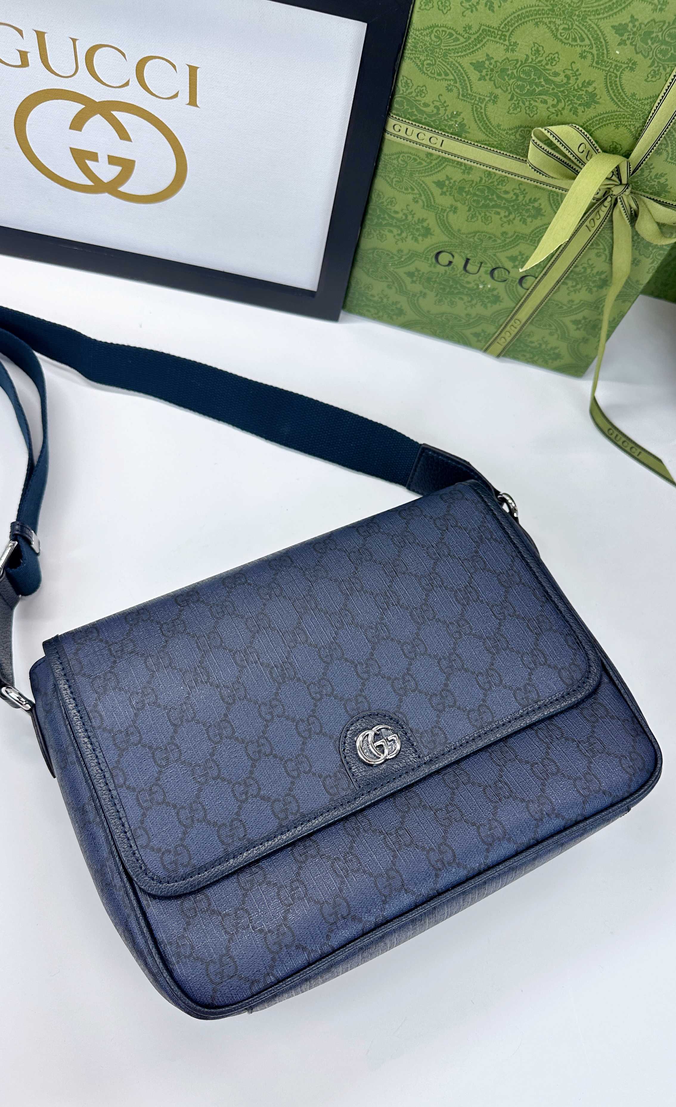 Ophidiaシリーズ中号郵差包 - GG Supreme Tender帆布と柔らかい素材の洗練されたデザイン