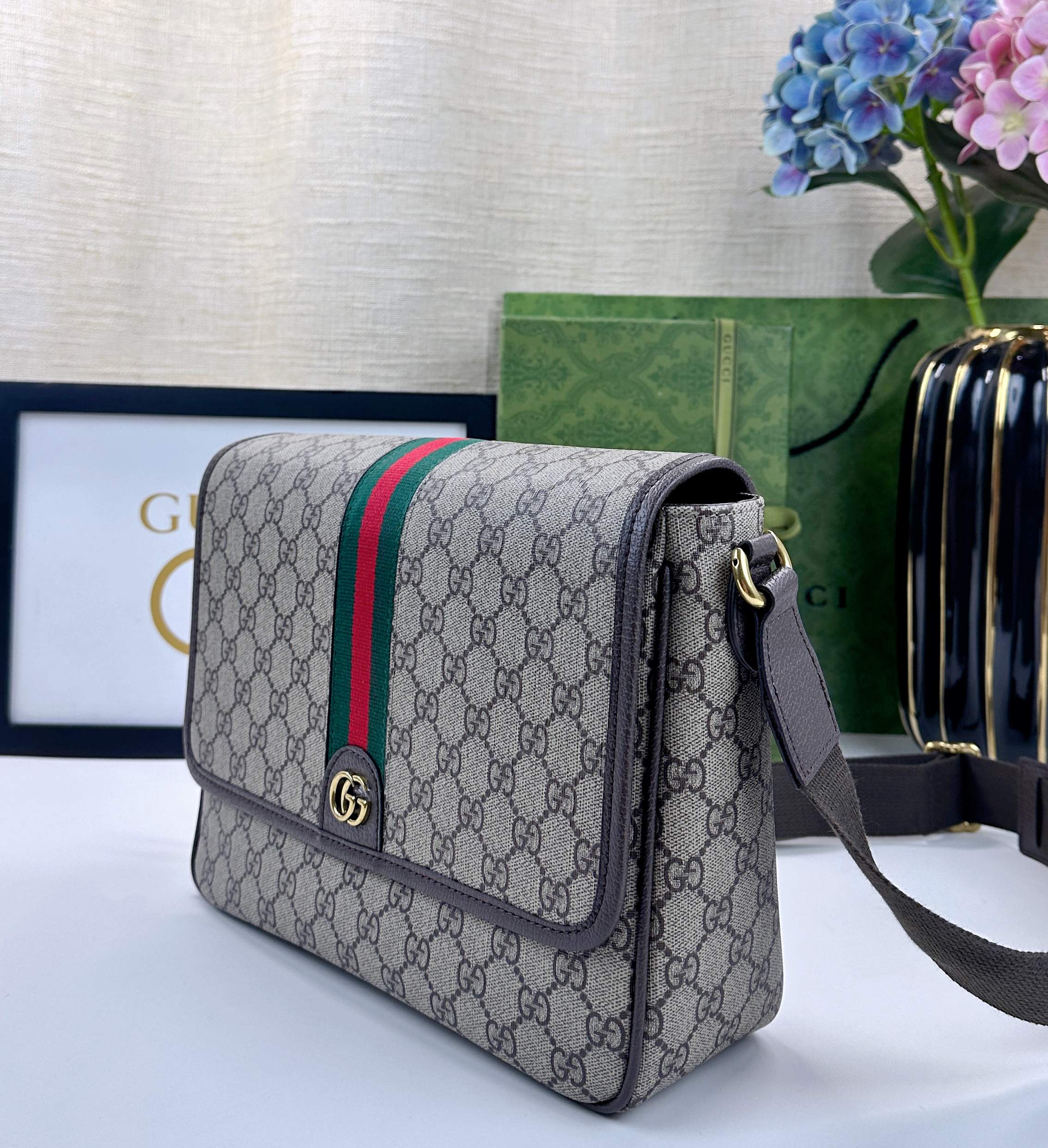 Ophidiaシリーズ中号郵差包 - GG Supreme Tender帆布使用のデザイン