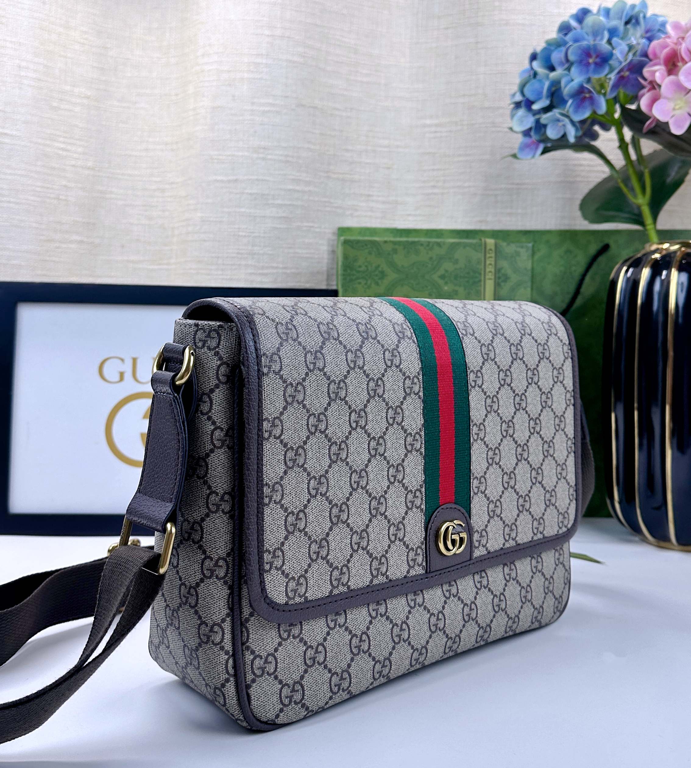 Ophidiaシリーズ中号郵差包 - GG Supreme Tender帆布使用のデザイン