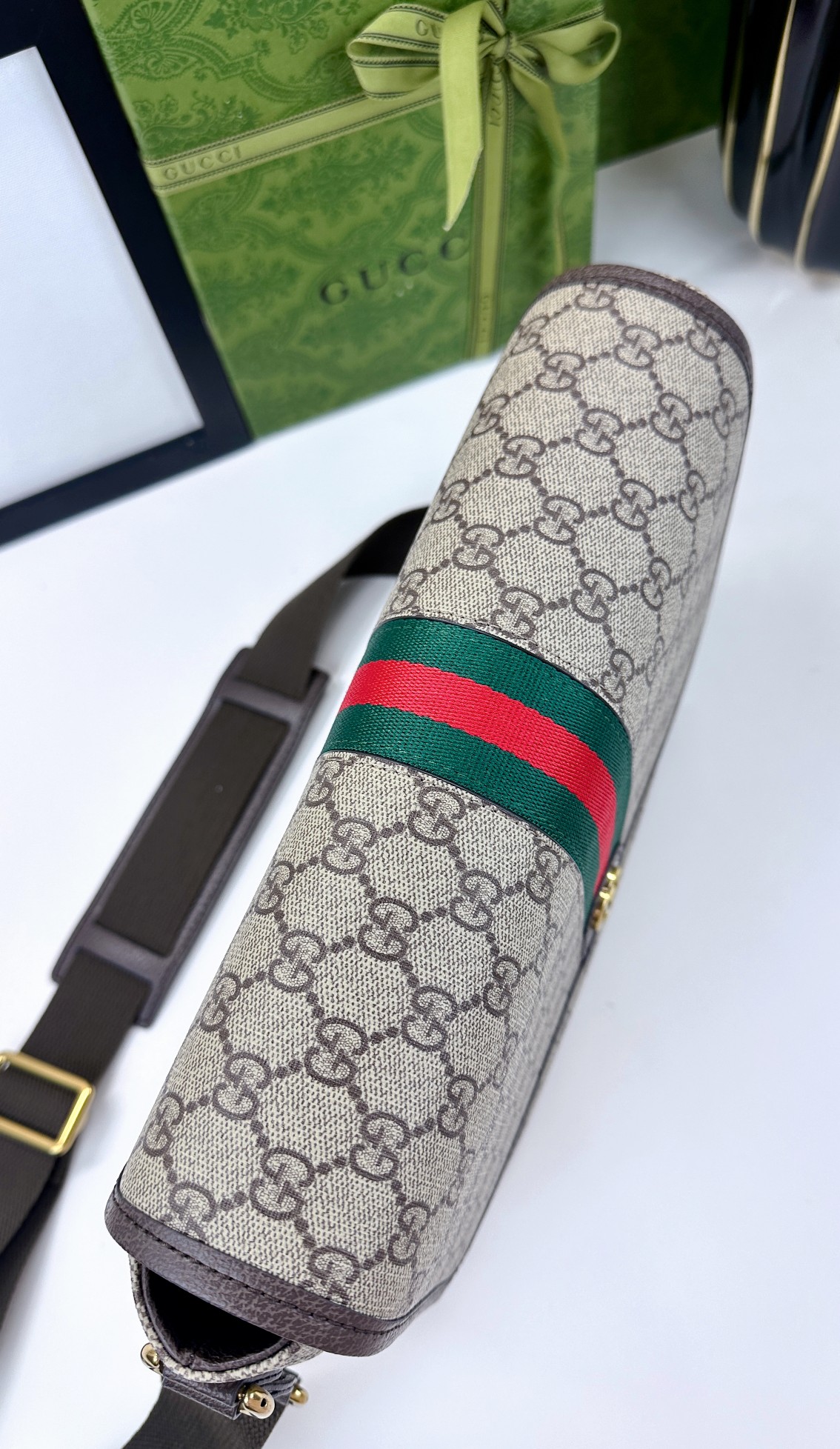 Ophidiaシリーズ中号郵差包 - GG Supreme Tender帆布使用のデザイン