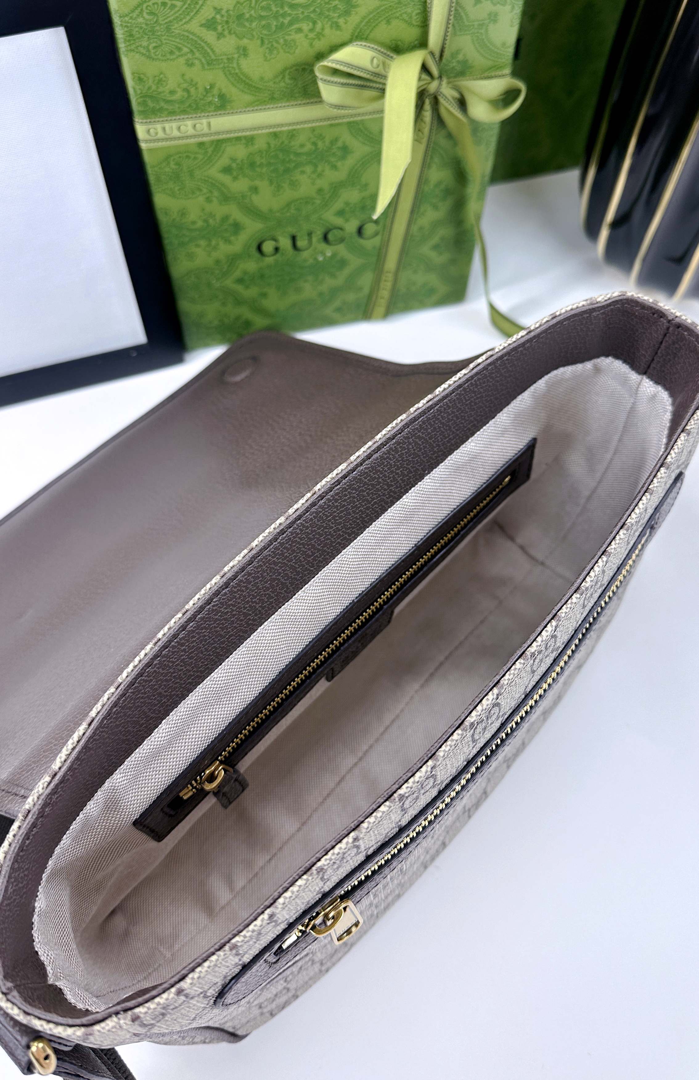 Ophidiaシリーズ中号郵差包 - GG Supreme Tender帆布使用のデザイン