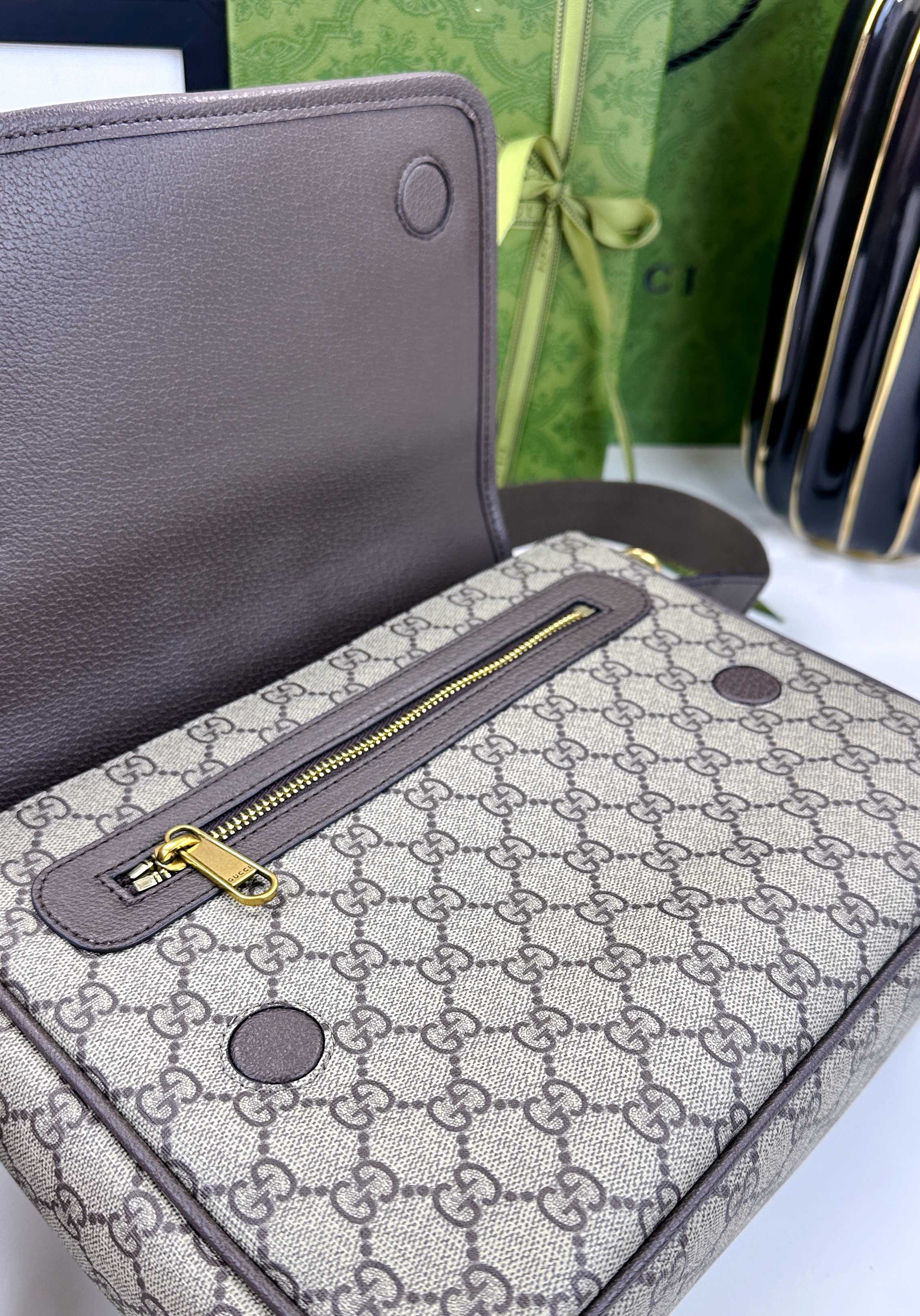 Ophidiaシリーズ中号郵差包 - GG Supreme Tender帆布使用のデザイン