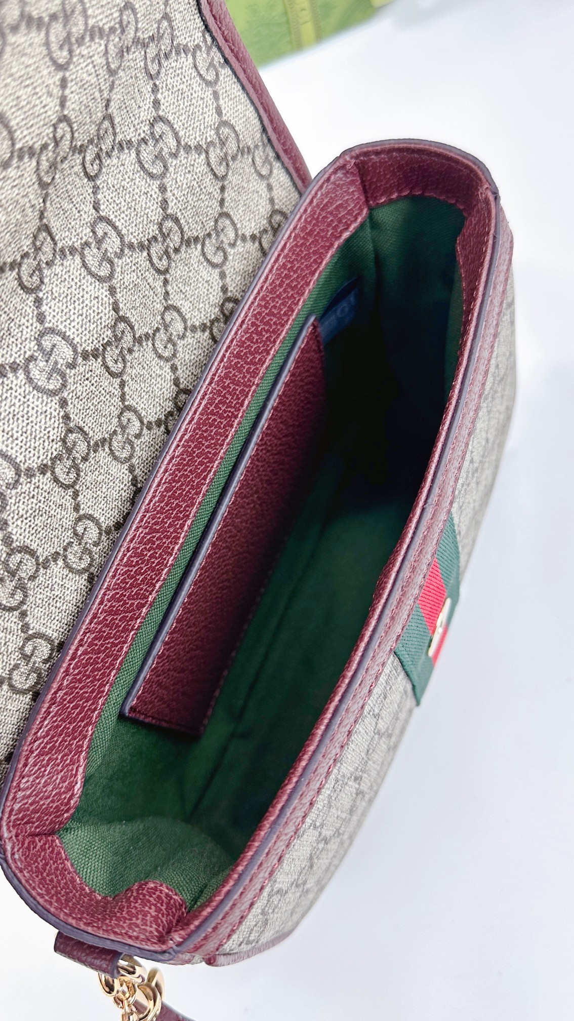 Ophidiaシリーズ ソフトレザーショルダーバッグ - 米色と棕色のコンビネーション