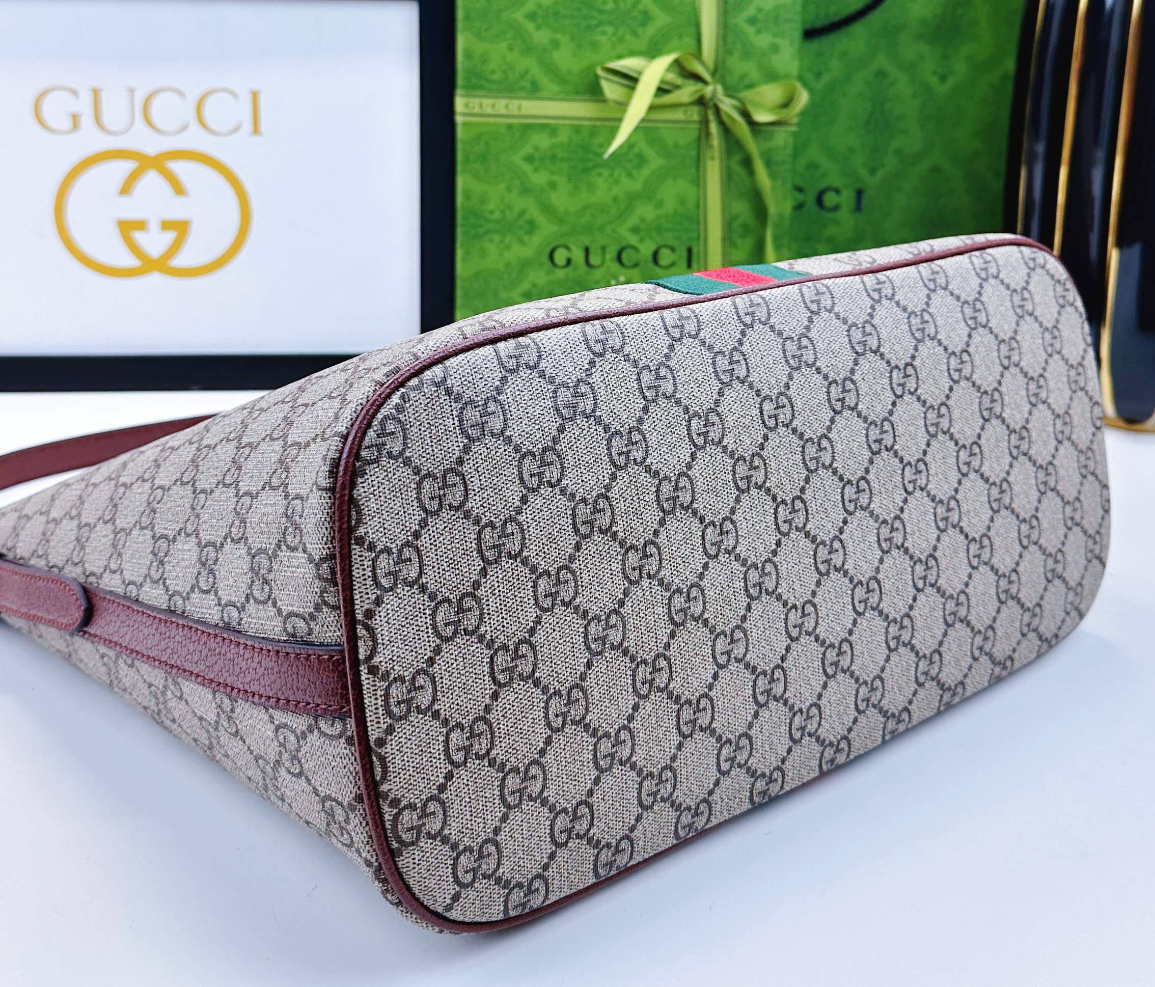 Ophidiaシリーズ ソフトな質感の新作バッグ - 米色×深棕色