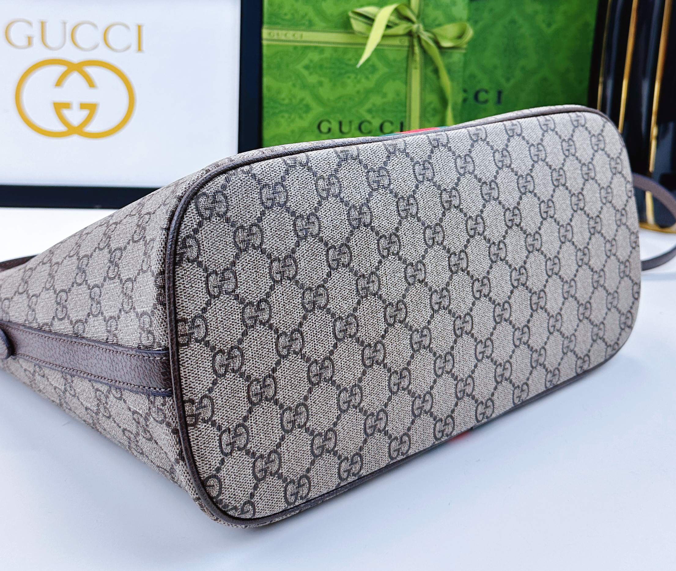 Ophidiaシリーズ 新型包袋 米色とブラウンの洗練されたデザイン