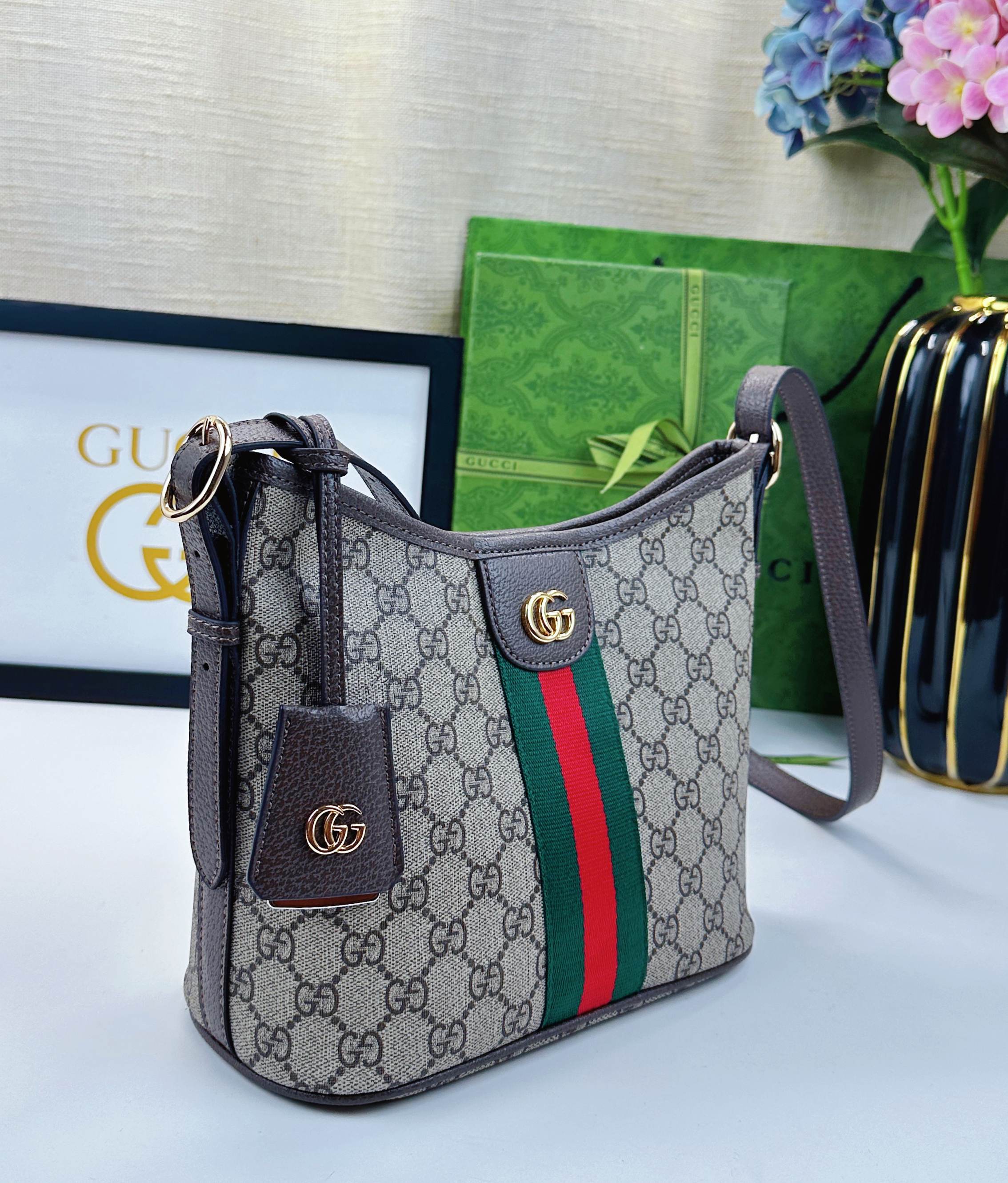 Ophidiaシリーズ 軽やかで機能的な新型バッグ