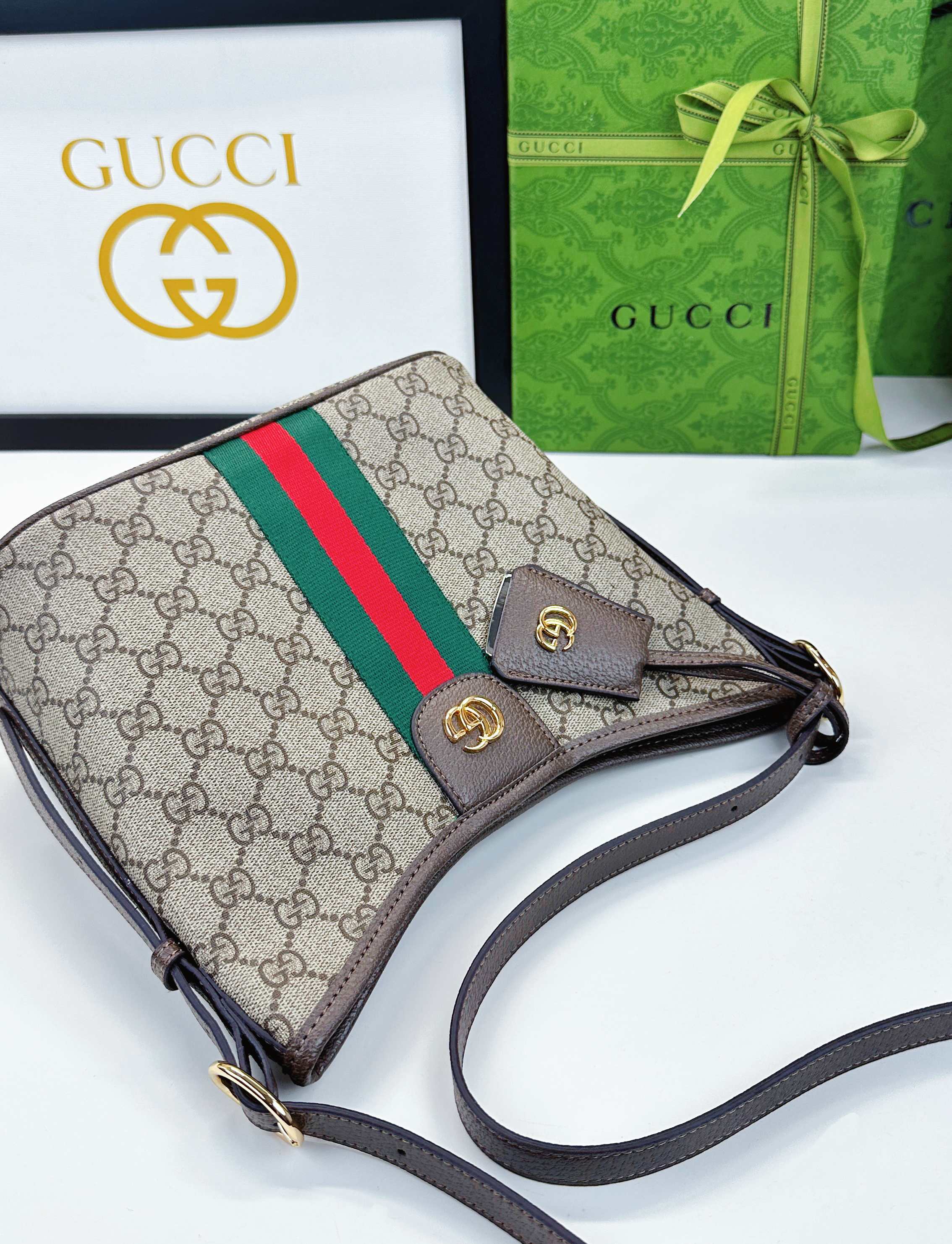 Ophidiaシリーズ 軽やかで機能的な新型バッグ