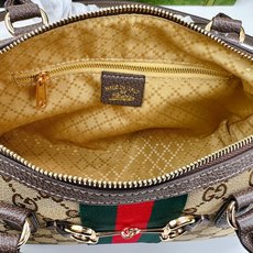 2026春夏系列全新上市。Gucci Borsetto系列名称巧妙融合意大利语“borsa”(手袋)和“ 2026春夏系列全新上市。Gucci Borsetto系列名称巧妙融合意大利语“borsa”(手袋)和“