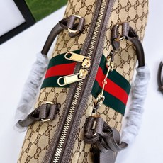 2026春夏系列全新上市。Gucci Borsetto系列名称巧妙融合意大利语“borsa”(手袋)和“ 2026春夏系列全新上市。Gucci Borsetto系列名称巧妙融合意大利语“borsa”(手袋)和“