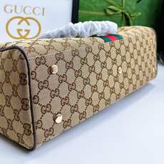 2026春夏系列全新上市。Gucci Borsetto系列名称巧妙融合意大利语“borsa”(手袋)和“ 2026春夏系列全新上市。Gucci Borsetto系列名称巧妙融合意大利语“borsa”(手袋)和“