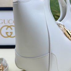 2026春夏系列全新上市。这款全新托特包的设计灵感源自空间宽敞的购物袋和意大利市集的鲜活气息。包身两侧可 2026春夏系列全新上市。这款全新托特包的设计灵感源自空间宽敞的购物袋和意大利市集的鲜活气息。包身两侧可