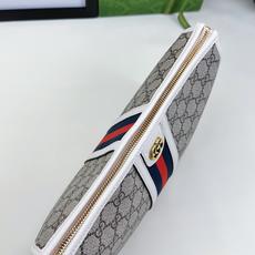 G家新款简介:沉浸在复古情怀之中Ophidia家族迎来了新的成员——中号手提包方正的造型让人联想到复古的 G家新款简介:沉浸在复古情怀之中Ophidia家族迎来了新的成员——中号手提包方正的造型让人联想到复古的