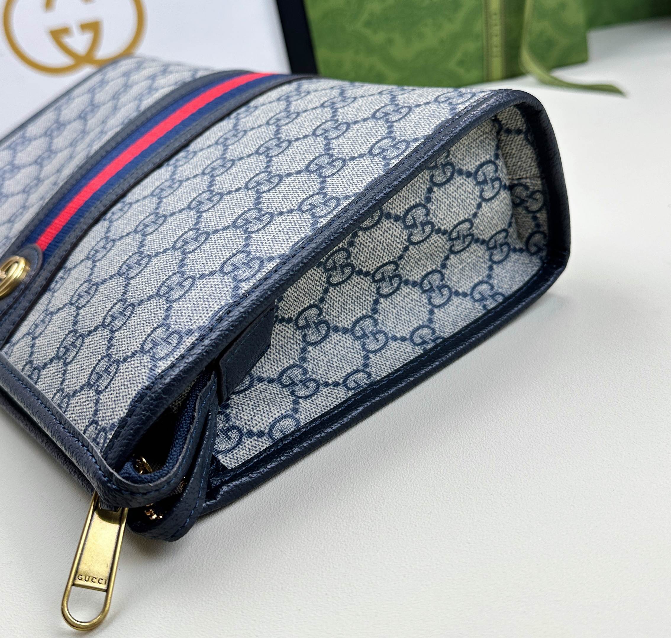G家新款简介：沉浸在复古情怀之中Ophidia家族迎来了新的成员——中号手提包方正的造型让人联想到复古的