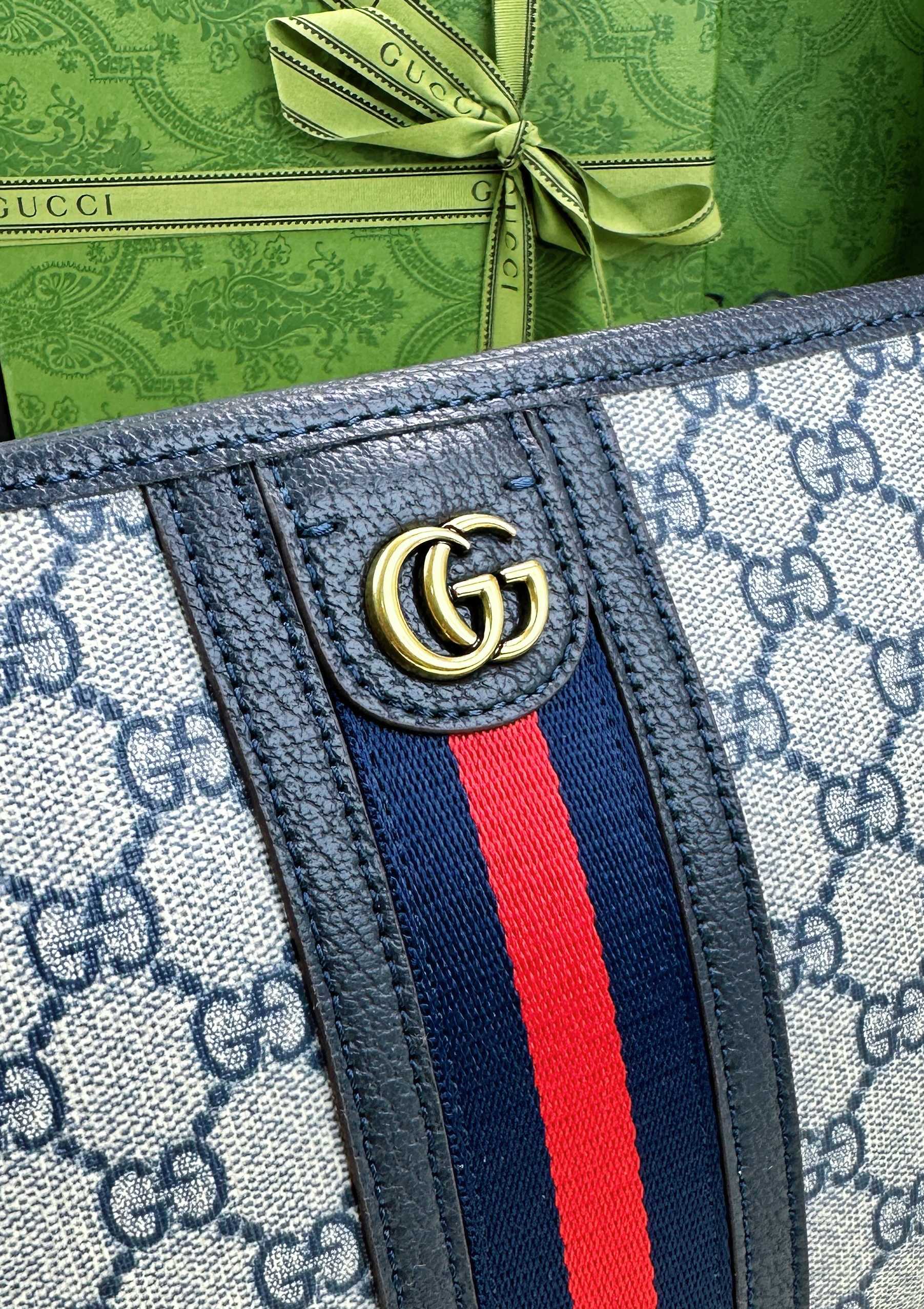 G家新款简介：沉浸在复古情怀之中Ophidia家族迎来了新的成员——中号手提包方正的造型让人联想到复古的