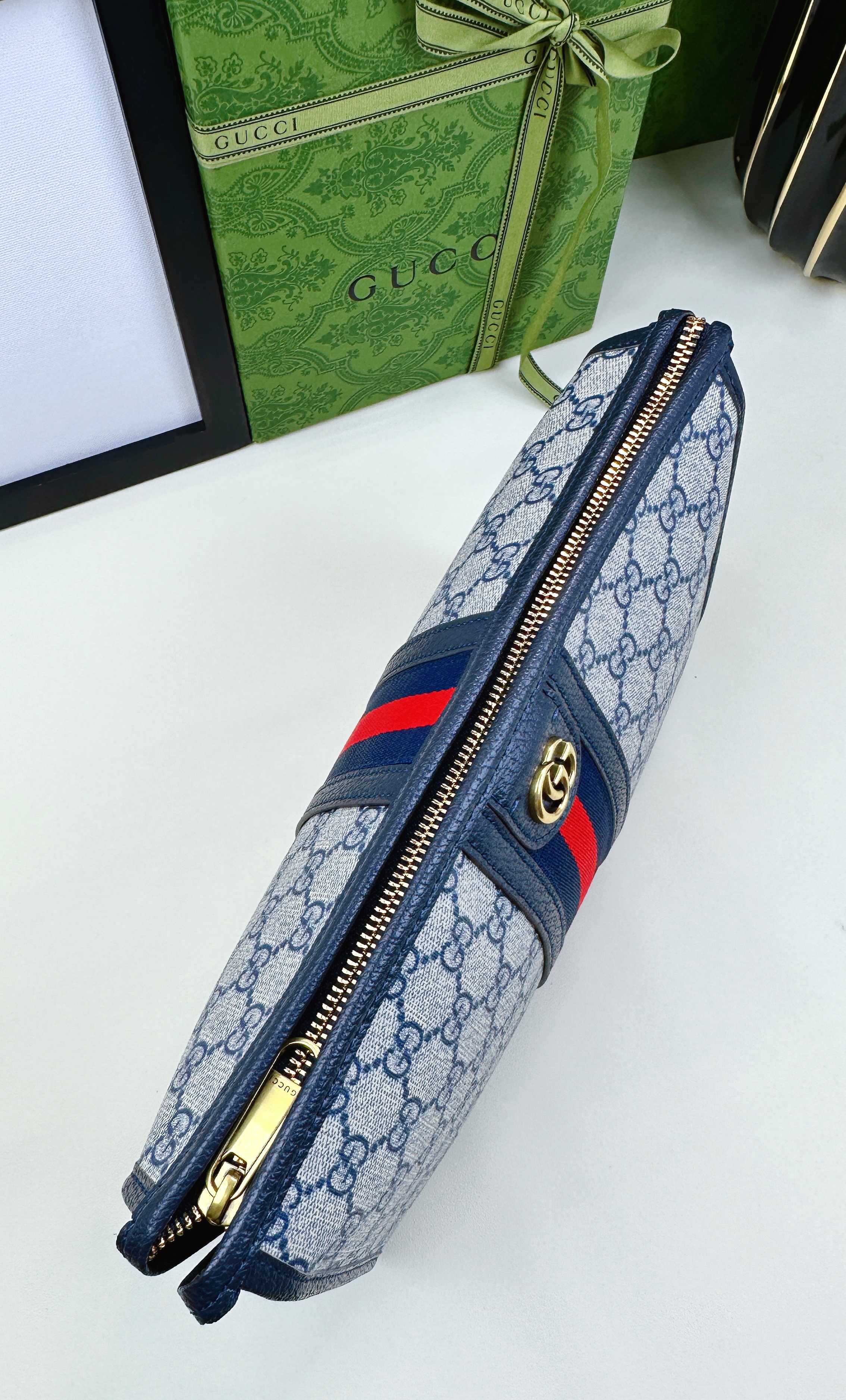 G家新款简介：沉浸在复古情怀之中Ophidia家族迎来了新的成员——中号手提包方正的造型让人联想到复古的