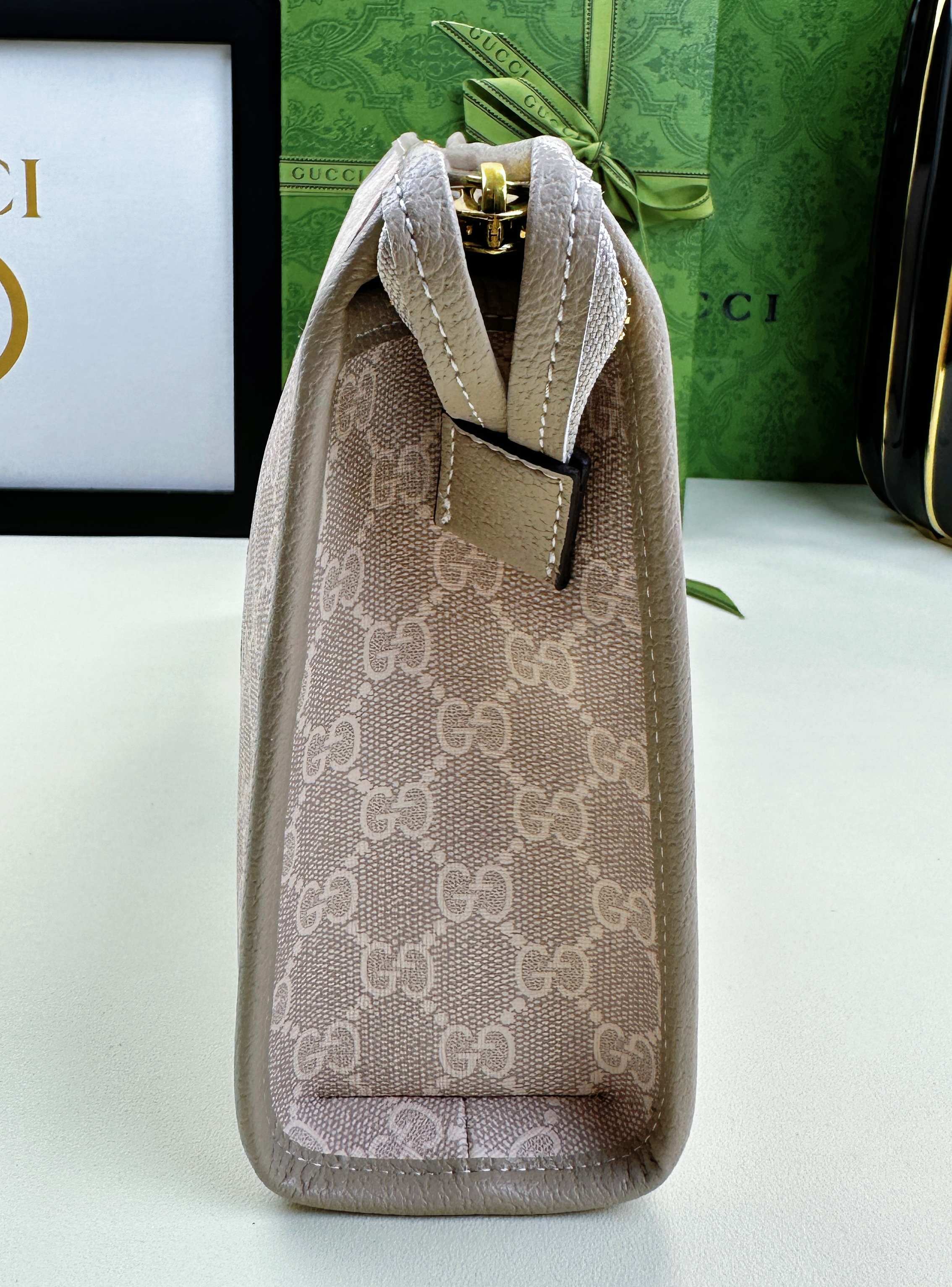 G家新款简介：沉浸在复古情怀之中Ophidia家族迎来了新的成员——中号手提包方正的造型让人联想到复古的