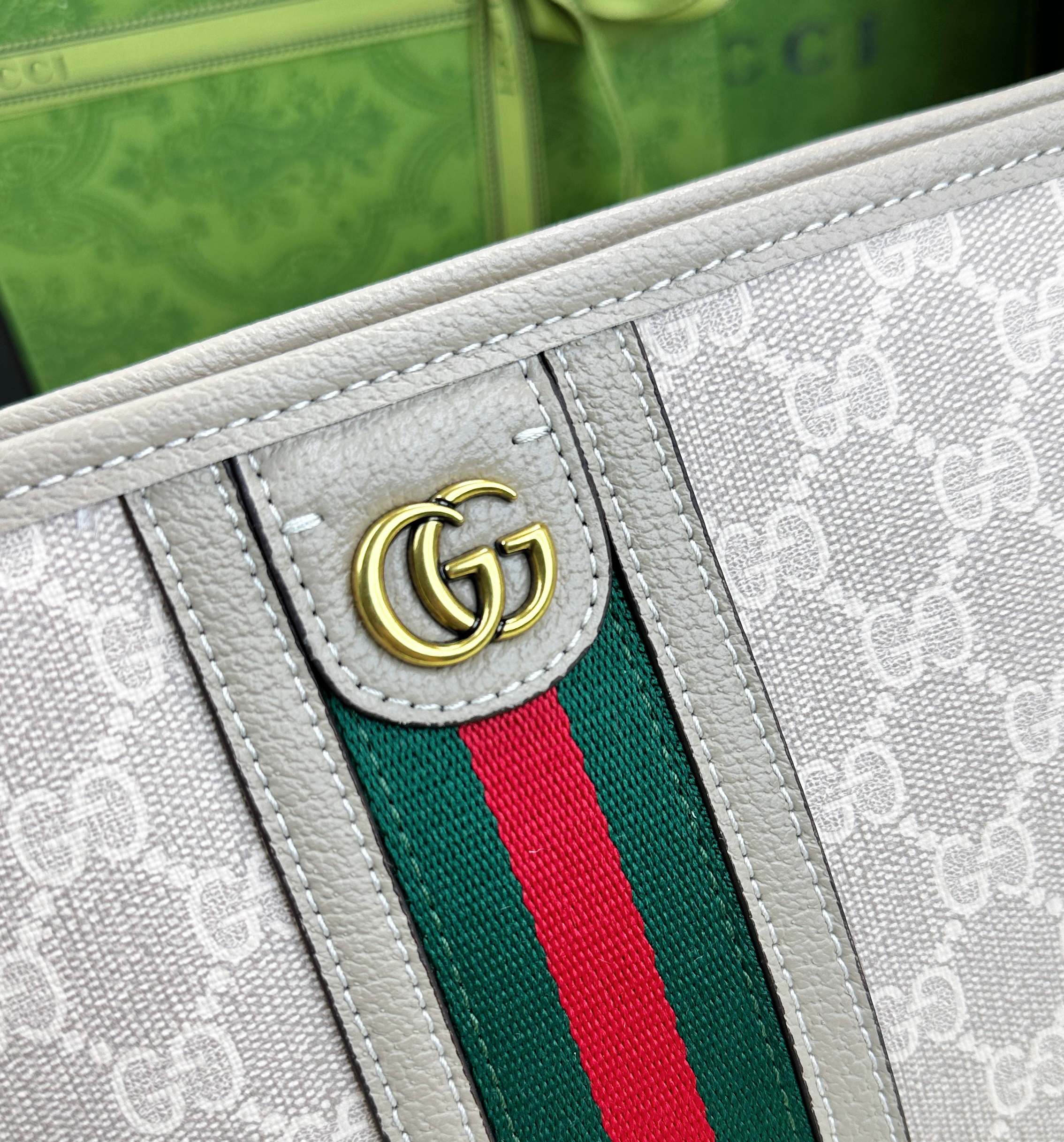 G家新款简介：沉浸在复古情怀之中Ophidia家族迎来了新的成员——中号手提包方正的造型让人联想到复古的