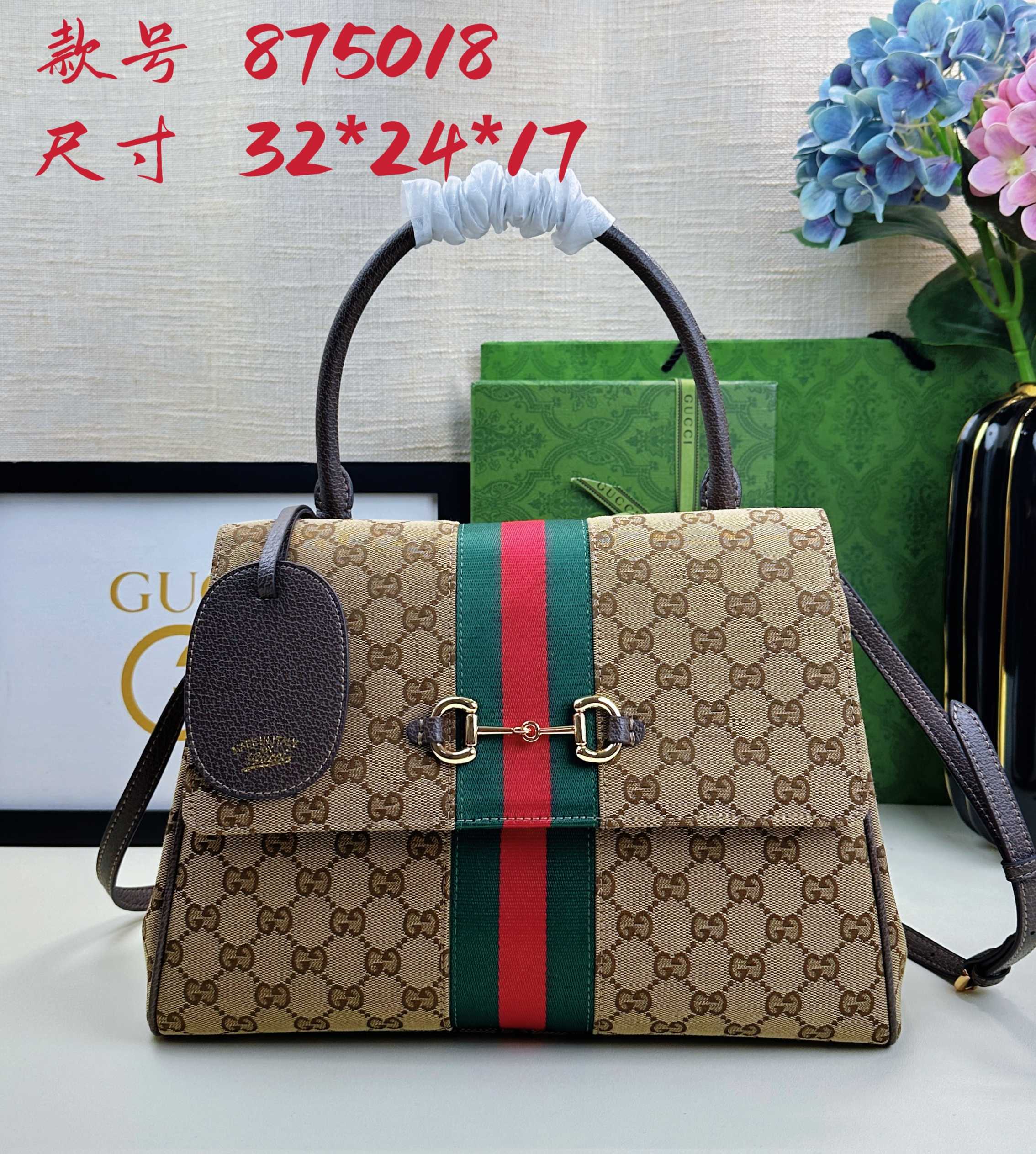Generation Gucci系列深入探索品牌的典藏元素，将不同年代的设计融合成一种美学叙事。这款款式