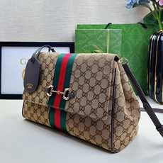 Generation Gucci系列深入探索品牌的典藏元素,将不同年代的设计融合成一种美学叙事。这款款式 Generation Gucci系列深入探索品牌的典藏元素,将不同年代的设计融合成一种美学叙事。这款款式
