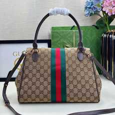 Generation Gucci系列深入探索品牌的典藏元素,将不同年代的设计融合成一种美学叙事。这款款式 Generation Gucci系列深入探索品牌的典藏元素,将不同年代的设计融合成一种美学叙事。这款款式
