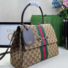 Generation Gucci系列深入探索品牌的典藏元素,将不同年代的设计融合成一种美学叙事。这款款式 Generation Gucci系列深入探索品牌的典藏元素,将不同年代的设计融合成一种美学叙事。这款款式