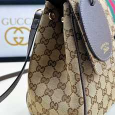 Generation Gucci系列深入探索品牌的典藏元素,将不同年代的设计融合成一种美学叙事。这款款式 Generation Gucci系列深入探索品牌的典藏元素,将不同年代的设计融合成一种美学叙事。这款款式