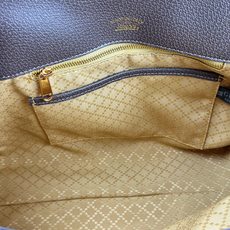 Generation Gucci系列深入探索品牌的典藏元素,将不同年代的设计融合成一种美学叙事。这款款式 Generation Gucci系列深入探索品牌的典藏元素,将不同年代的设计融合成一种美学叙事。这款款式