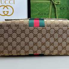 Generation Gucci系列深入探索品牌的典藏元素,将不同年代的设计融合成一种美学叙事。这款款式 Generation Gucci系列深入探索品牌的典藏元素,将不同年代的设计融合成一种美学叙事。这款款式