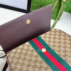 Generation Gucci系列深入探索品牌的典藏元素,将不同年代的设计融合成一种美学叙事。这款款式 Generation Gucci系列深入探索品牌的典藏元素,将不同年代的设计融合成一种美学叙事。这款款式