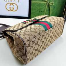 Generation Gucci系列深入探索品牌的典藏元素,将不同年代的设计融合成一种美学叙事。这款款式 Generation Gucci系列深入探索品牌的典藏元素,将不同年代的设计融合成一种美学叙事。这款款式