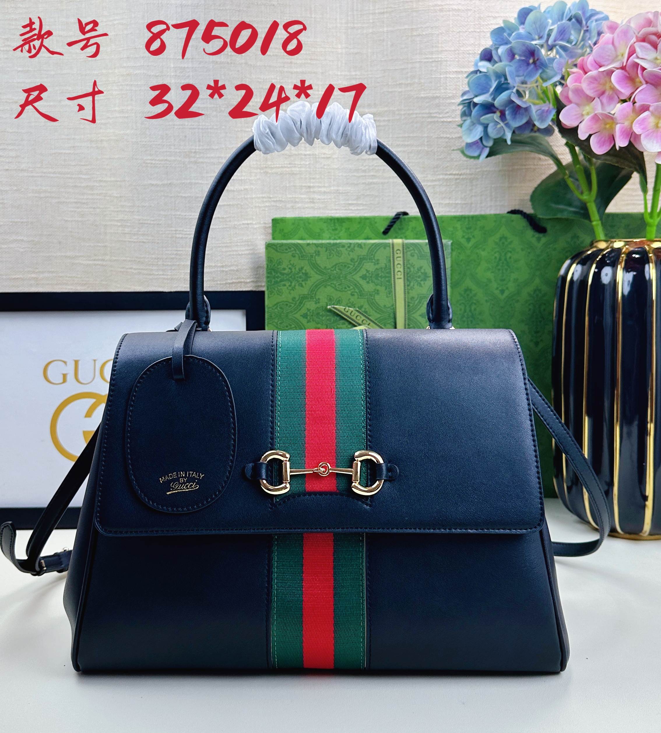 Generation Gucci系列深入探索品牌的典藏元素，将不同年代的设计融合成一种美学叙事。这款款式