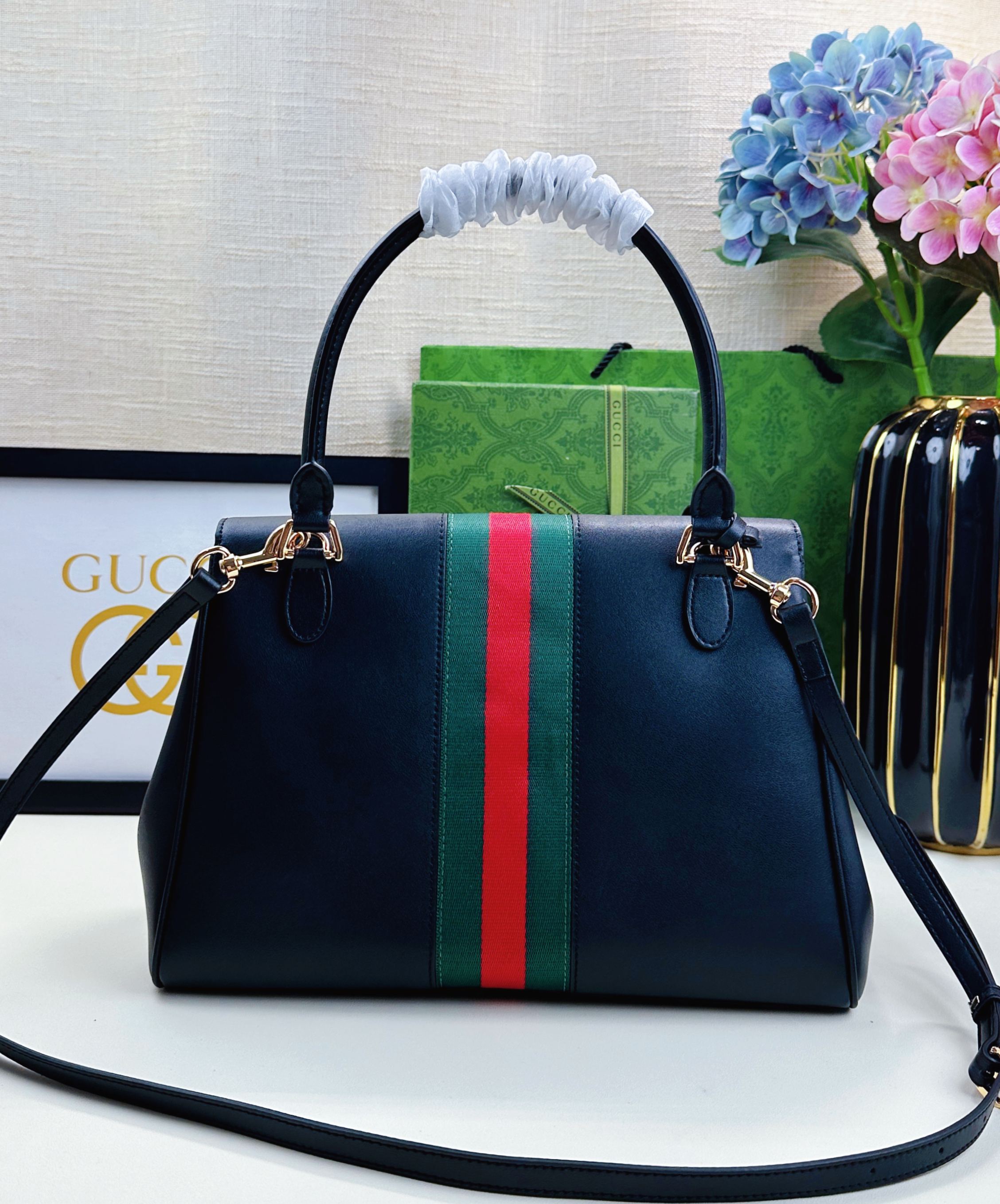 Generation Gucci系列深入探索品牌的典藏元素，将不同年代的设计融合成一种美学叙事。这款款式