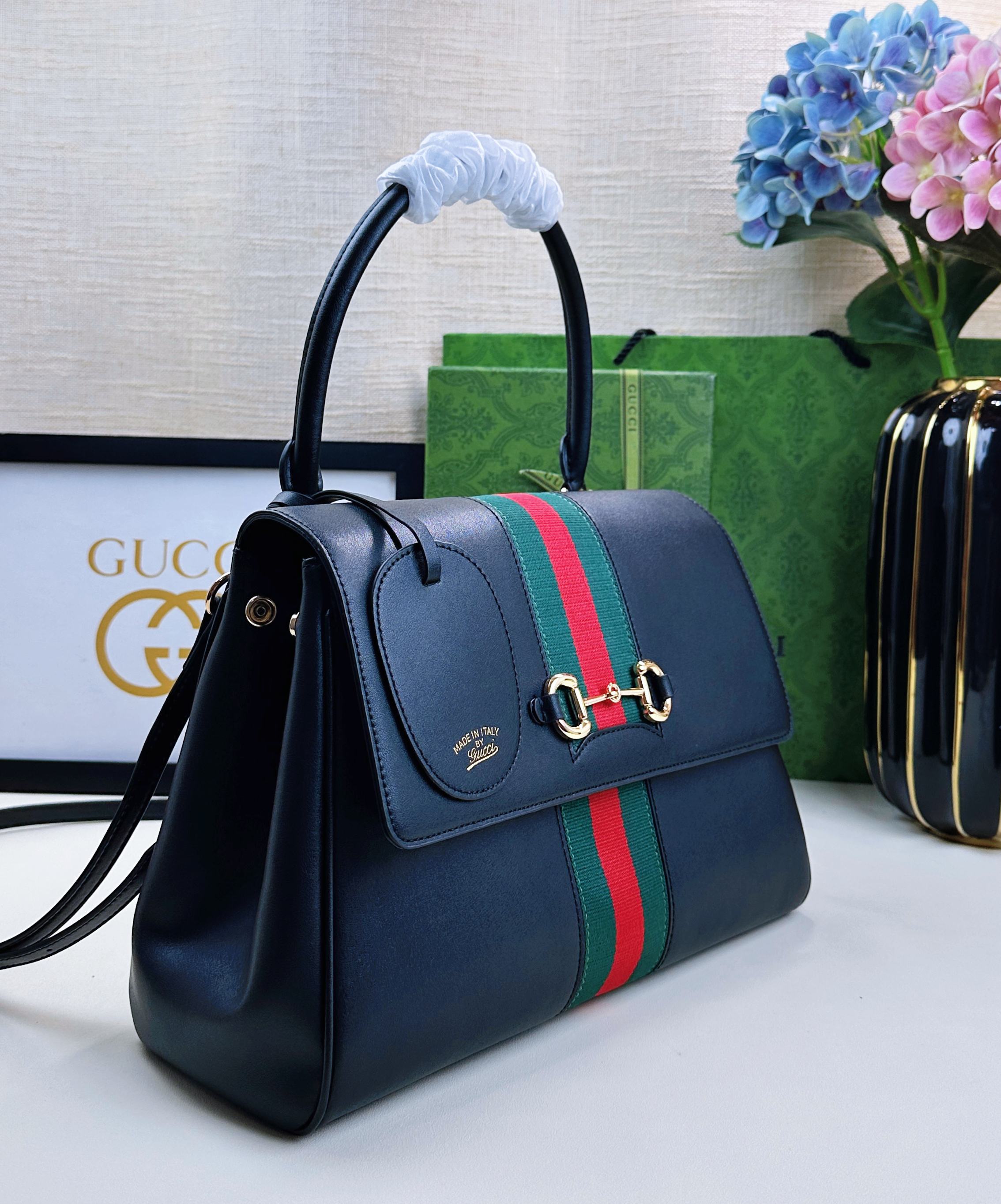 Generation Gucci系列深入探索品牌的典藏元素，将不同年代的设计融合成一种美学叙事。这款款式