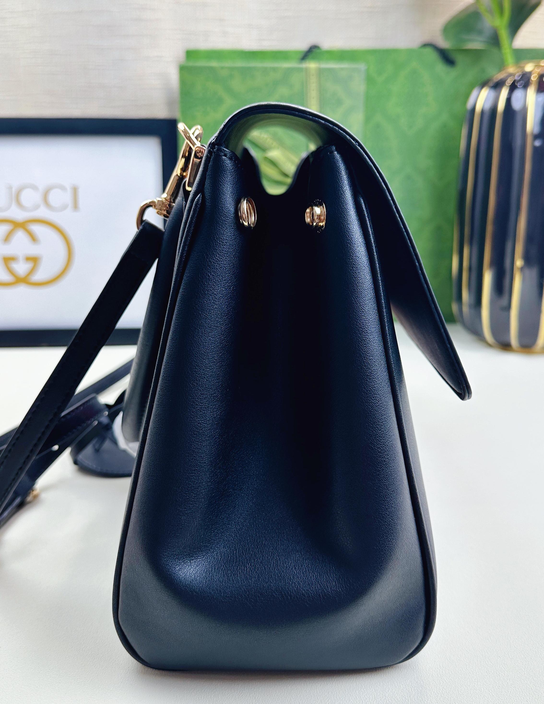Generation Gucci系列深入探索品牌的典藏元素，将不同年代的设计融合成一种美学叙事。这款款式