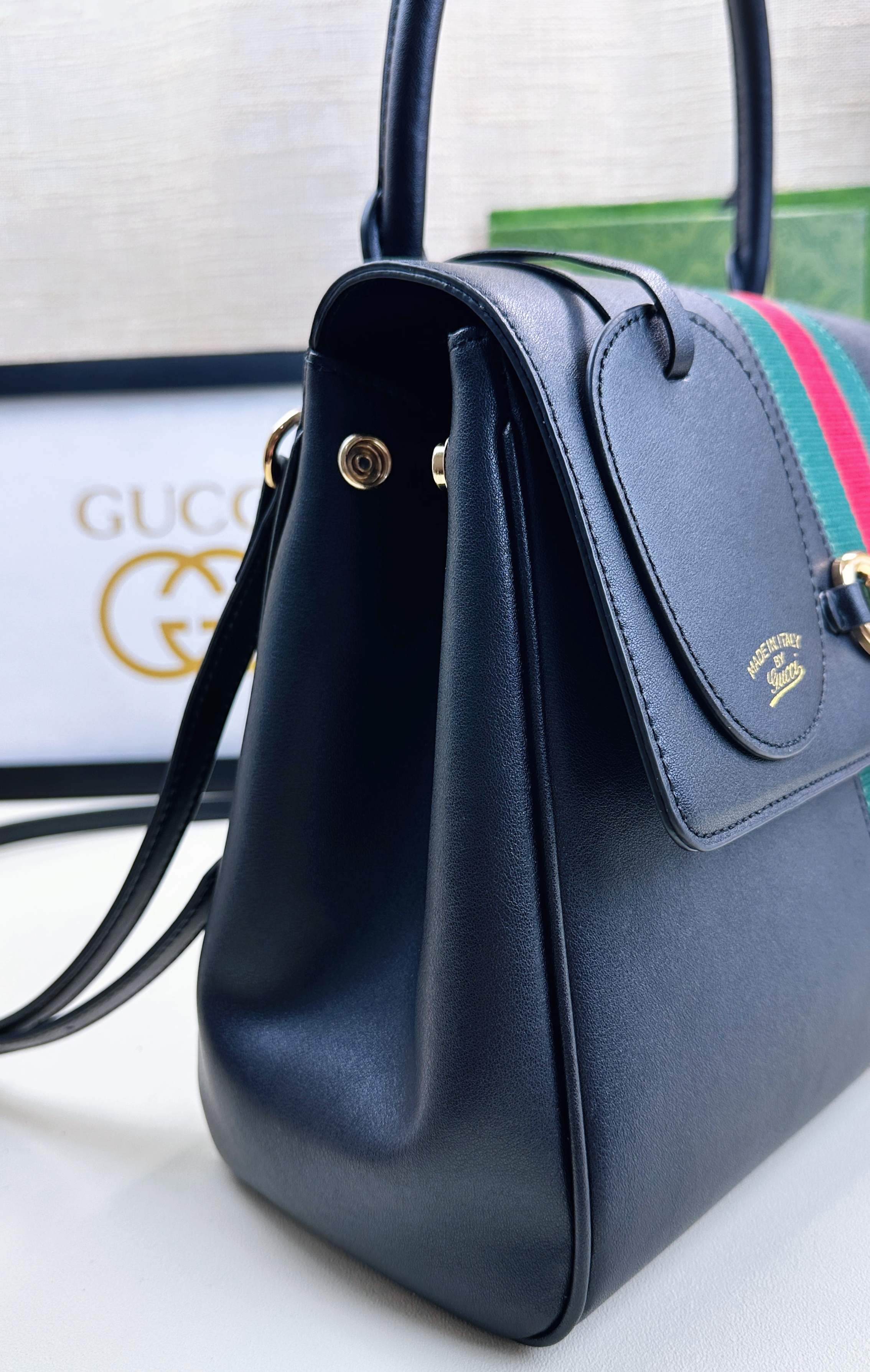 Generation Gucci系列深入探索品牌的典藏元素，将不同年代的设计融合成一种美学叙事。这款款式
