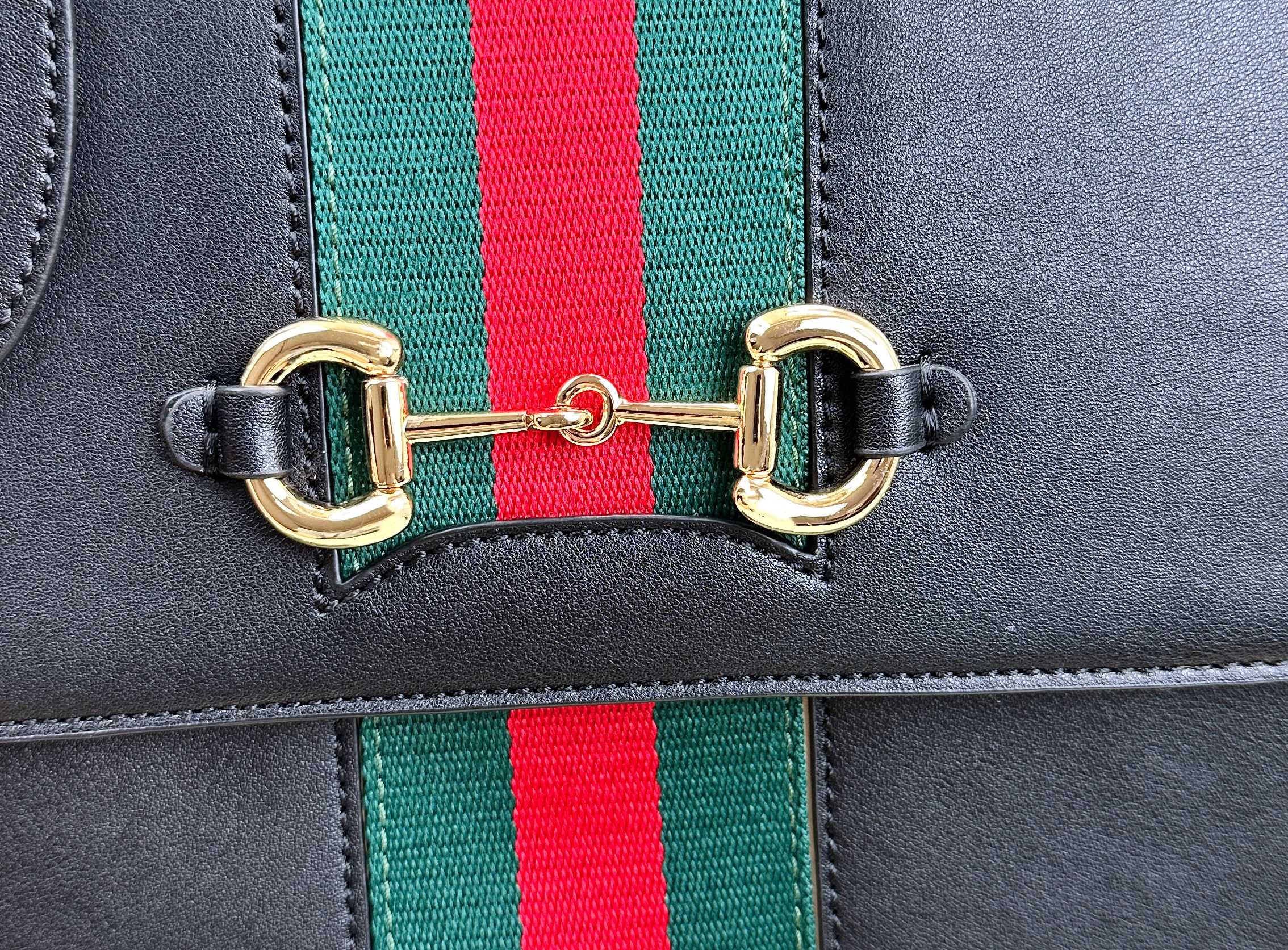 Generation Gucci系列深入探索品牌的典藏元素，将不同年代的设计融合成一种美学叙事。这款款式