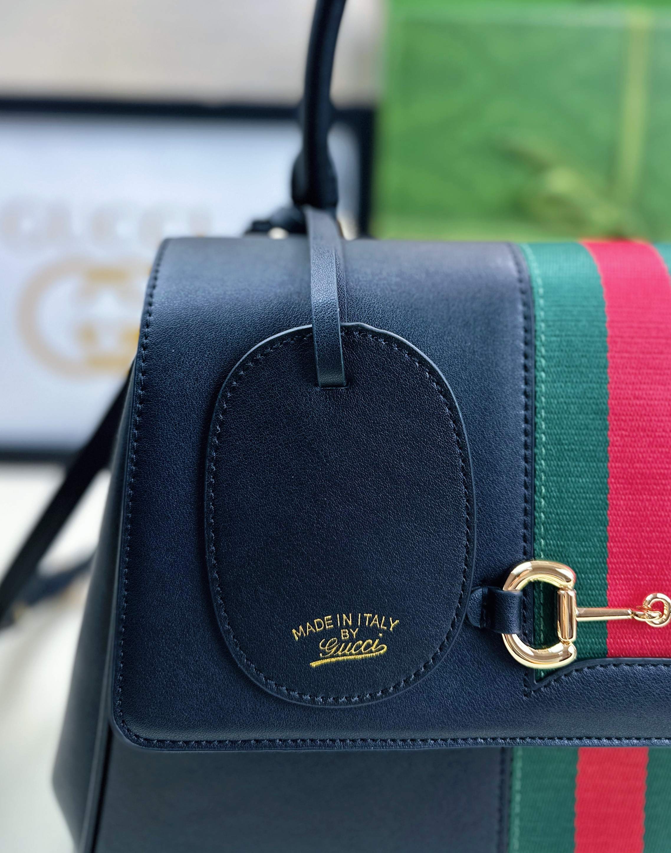 Generation Gucci系列深入探索品牌的典藏元素，将不同年代的设计融合成一种美学叙事。这款款式