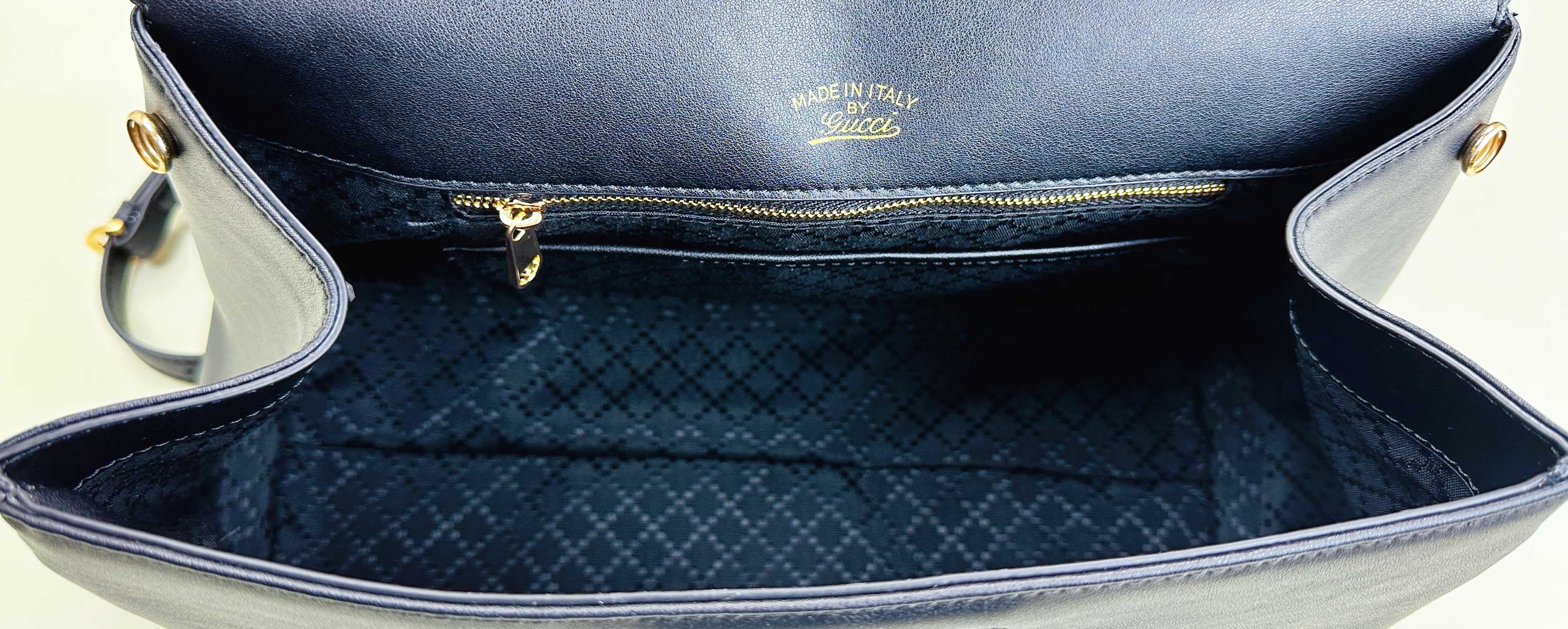 Generation Gucci系列深入探索品牌的典藏元素，将不同年代的设计融合成一种美学叙事。这款款式