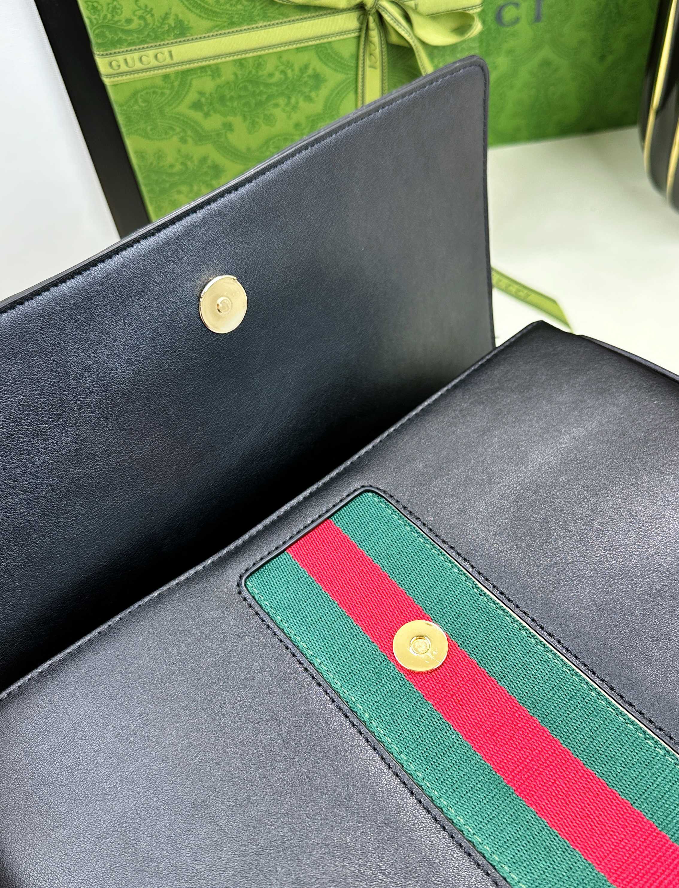 Generation Gucci系列深入探索品牌的典藏元素，将不同年代的设计融合成一种美学叙事。这款款式