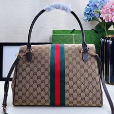 Generation Gucci系列深入探索品牌的典藏元素,将不同年代的设计融合成一种美学叙事。这款手提 Generation Gucci系列深入探索品牌的典藏元素,将不同年代的设计融合成一种美学叙事。这款手提