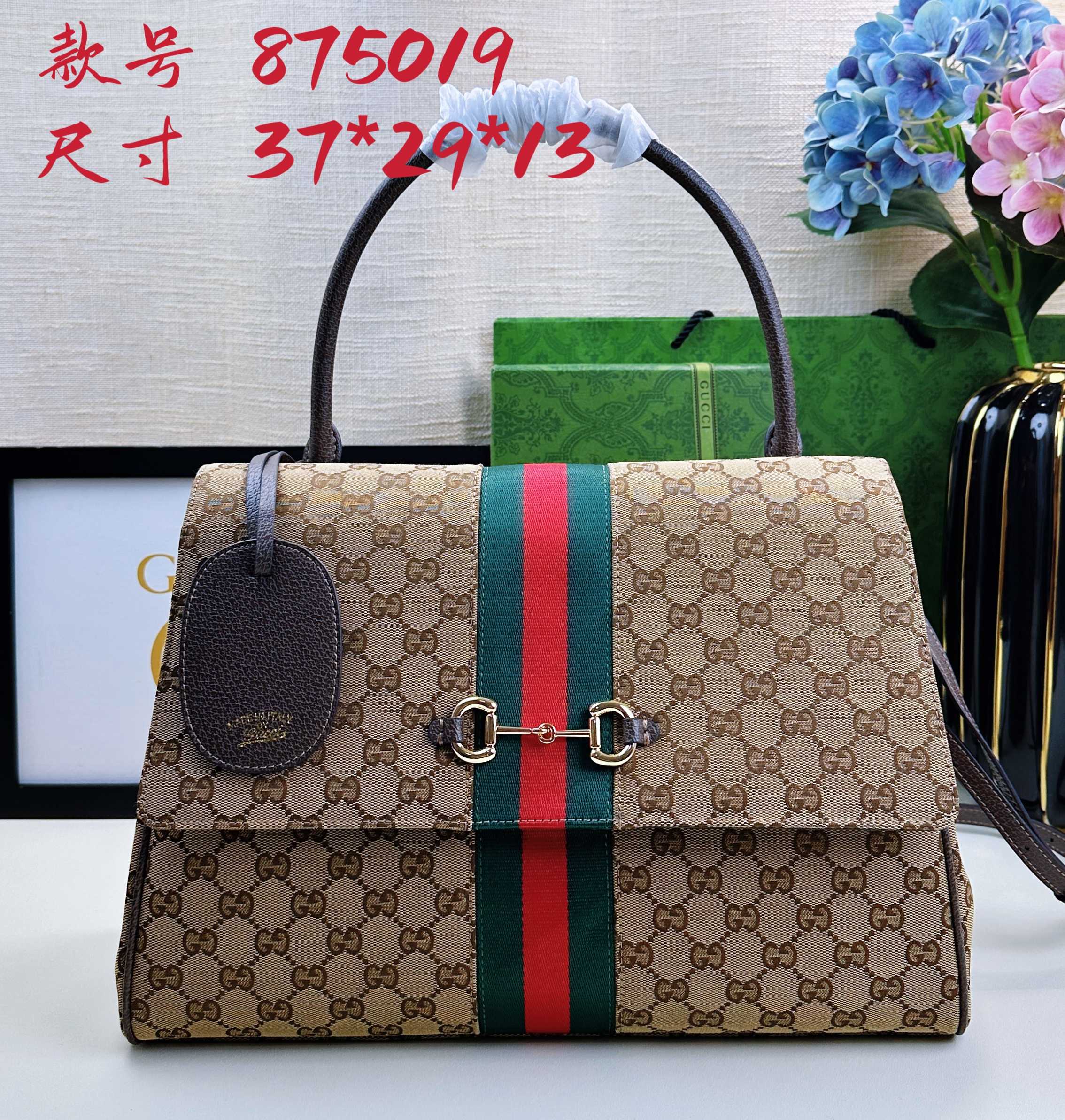 Generation Gucci系列深入探索品牌的典藏元素，将不同年代的设计融合成一种美学叙事。这款手提
