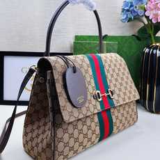 Generation Gucci系列深入探索品牌的典藏元素,将不同年代的设计融合成一种美学叙事。这款手提 Generation Gucci系列深入探索品牌的典藏元素,将不同年代的设计融合成一种美学叙事。这款手提