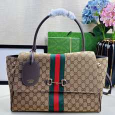 Generation Gucci系列深入探索品牌的典藏元素,将不同年代的设计融合成一种美学叙事。这款手提 Generation Gucci系列深入探索品牌的典藏元素,将不同年代的设计融合成一种美学叙事。这款手提