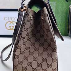 Generation Gucci系列深入探索品牌的典藏元素,将不同年代的设计融合成一种美学叙事。这款手提 Generation Gucci系列深入探索品牌的典藏元素,将不同年代的设计融合成一种美学叙事。这款手提